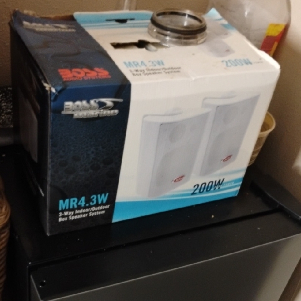 Boss MR4.3W 3-Way Indoor/Outdoor Box Speaker System - White